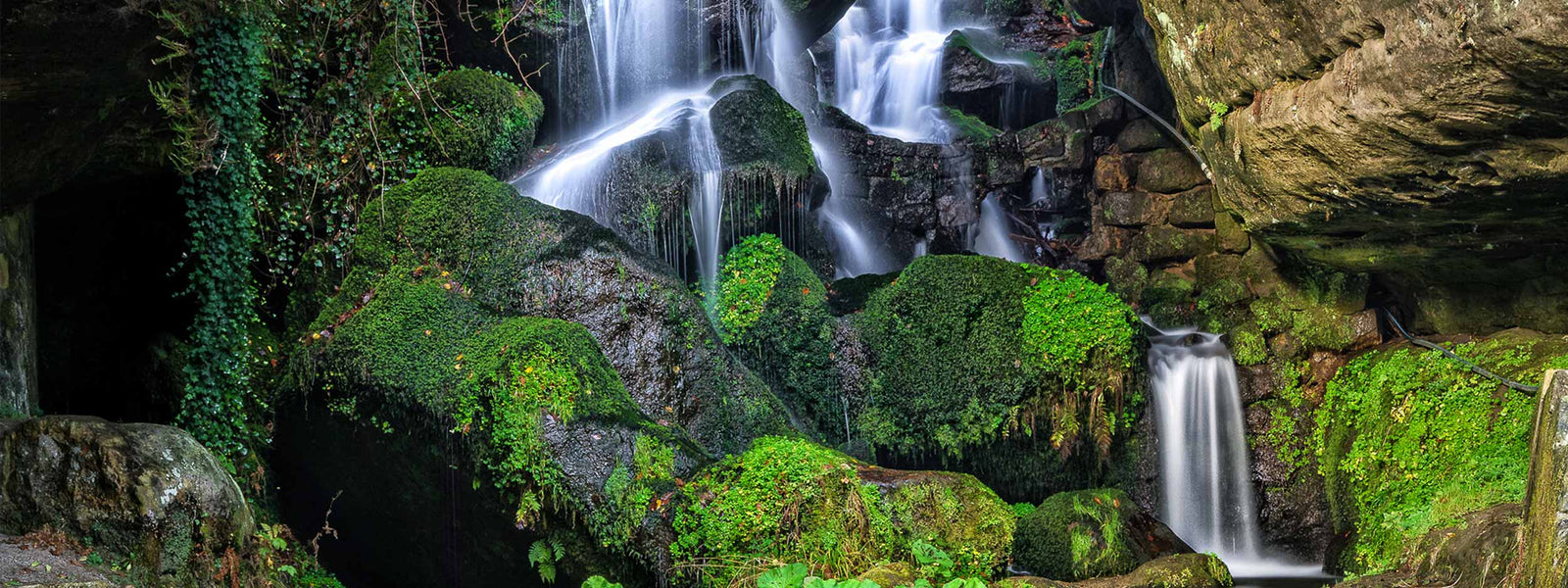 Wasserfall-Foto fotografiert mit Graufilter